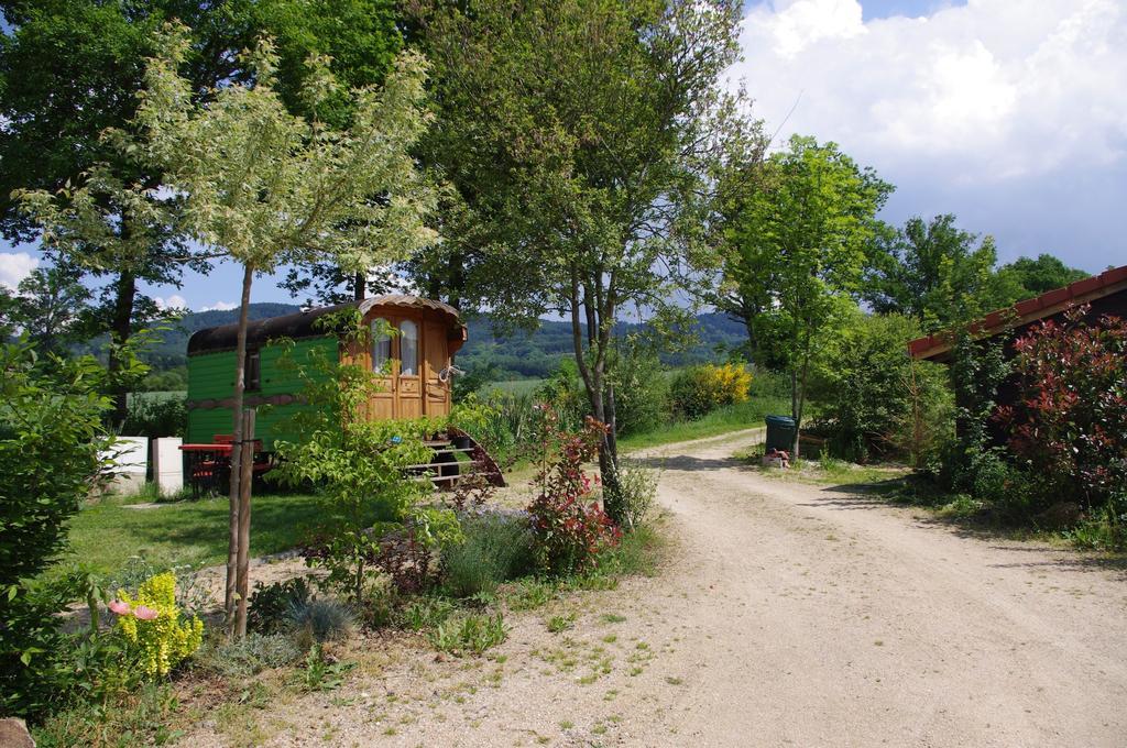 Gasthaus Les Roulottes Et Cabanes Du Livradois Cunlhat Exterior foto