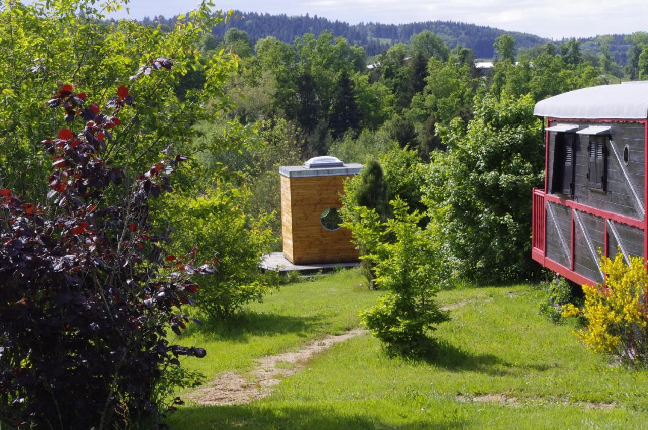 Gasthaus Les Roulottes Et Cabanes Du Livradois Cunlhat Exterior foto