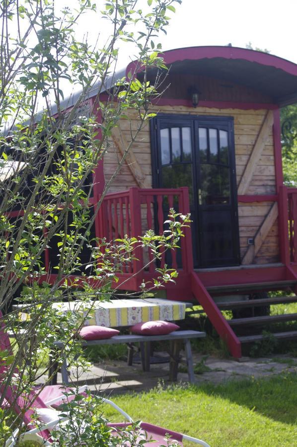 Gasthaus Les Roulottes Et Cabanes Du Livradois Cunlhat Exterior foto