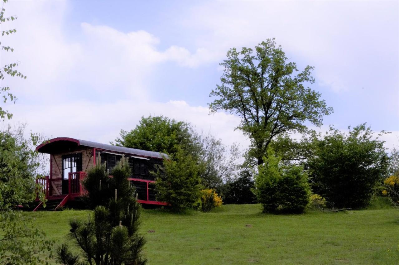 Gasthaus Les Roulottes Et Cabanes Du Livradois Cunlhat Exterior foto