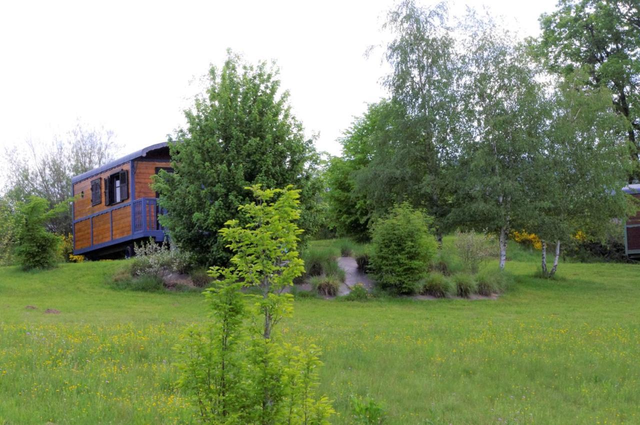 Gasthaus Les Roulottes Et Cabanes Du Livradois Cunlhat Exterior foto